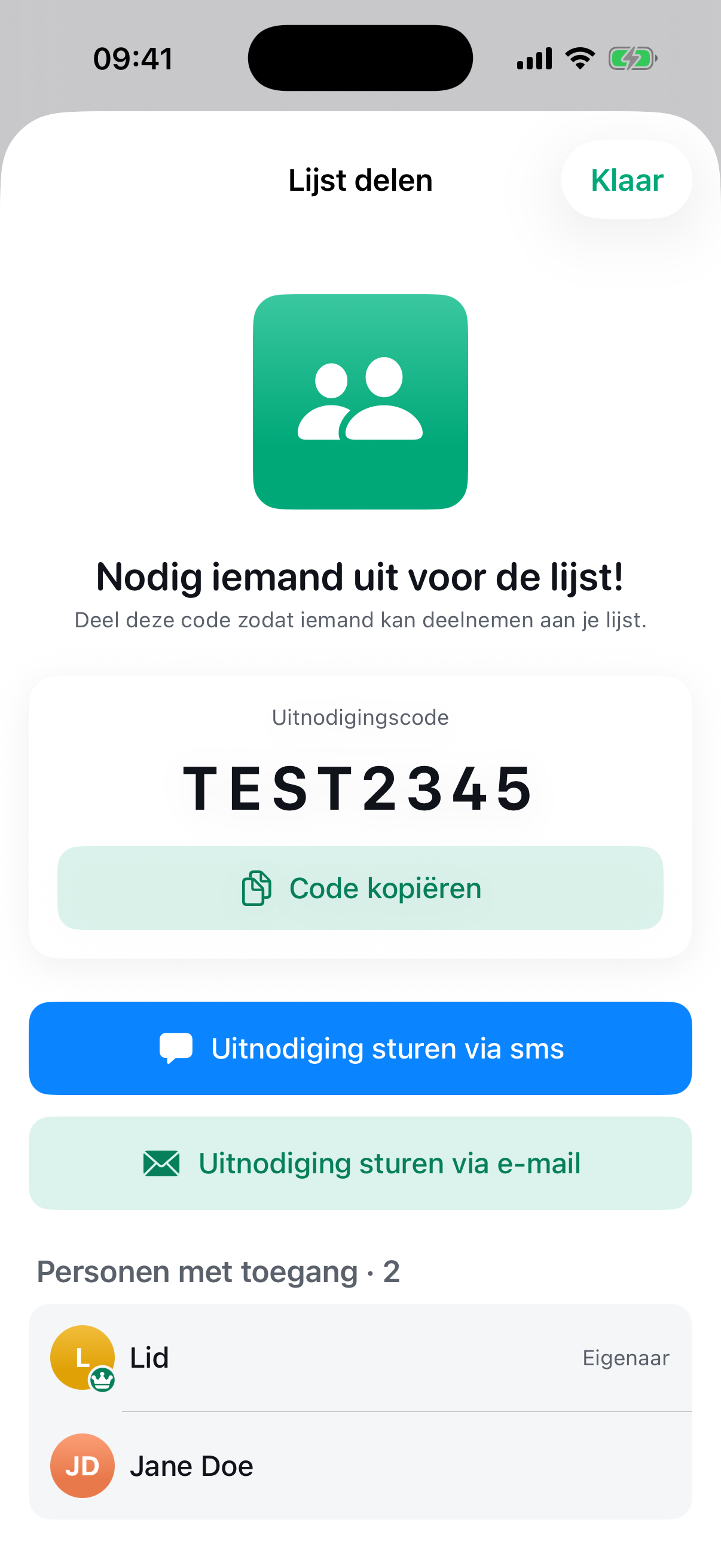 Het scherm "Lijst delen" in Plenty: "Nodig iemand uit voor de lijst!", een uitnodigingscode met de knop "Code kopiëren", knoppen om de uitnodiging via sms of e-mail te sturen, en onderaan "Personen met toegang · 2".