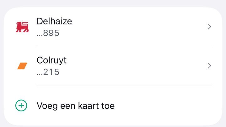 Twee bewaarde klantenkaarten in Plenty, van Delhaize en Colruyt, met de laatste cijfers van het nummer en de knop Voeg een kaart toe